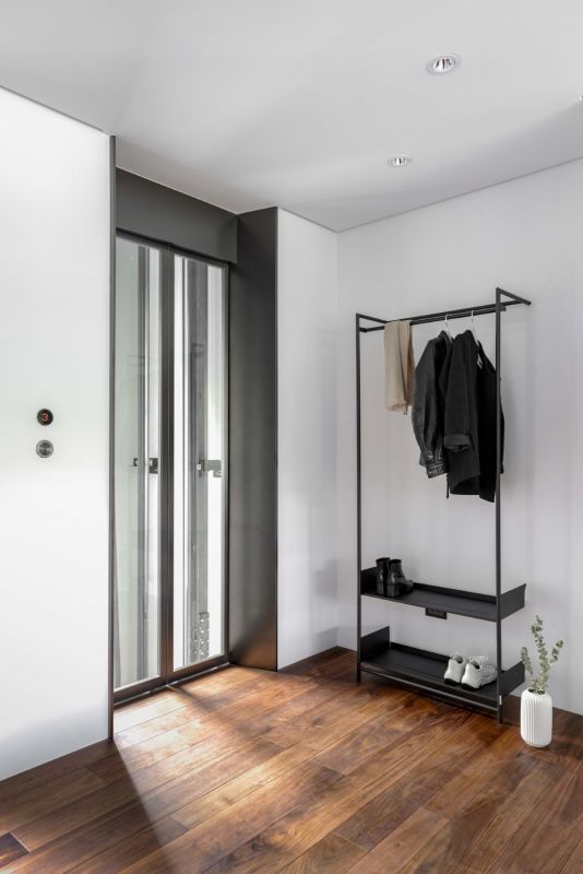 Comba Anlehngarderobe Mox Gestell schwarz verchromt Tablaren schwarz